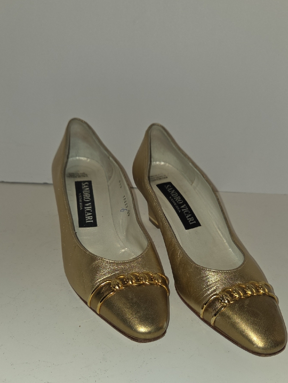 Sandro Vicari Gold Leather Pumps Chain Detail Low Heel Italy Size 39 / 8.5